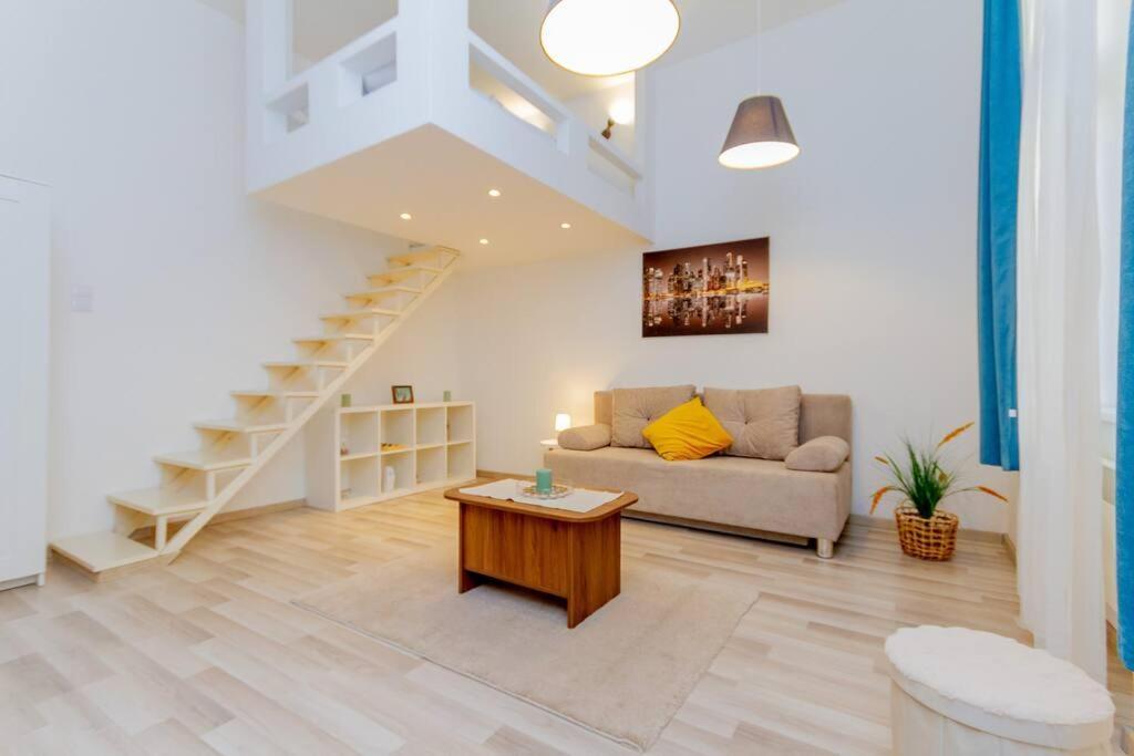 Cozy Nest By The Andrassy Avenue Apartamento Budapeste Exterior foto