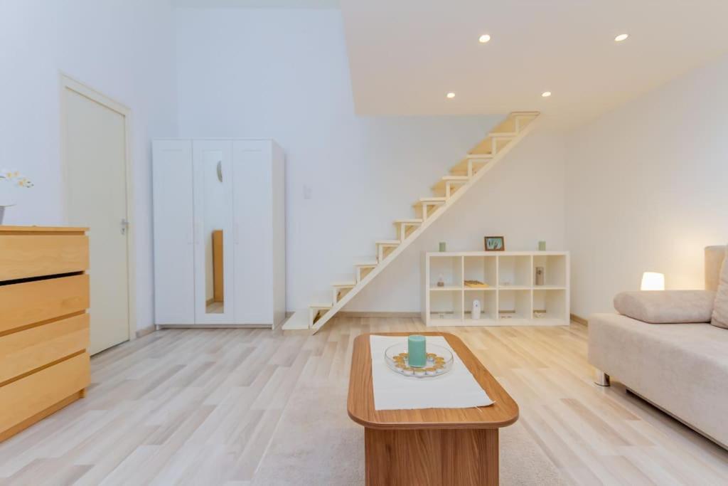Cozy Nest By The Andrassy Avenue Apartamento Budapeste Exterior foto