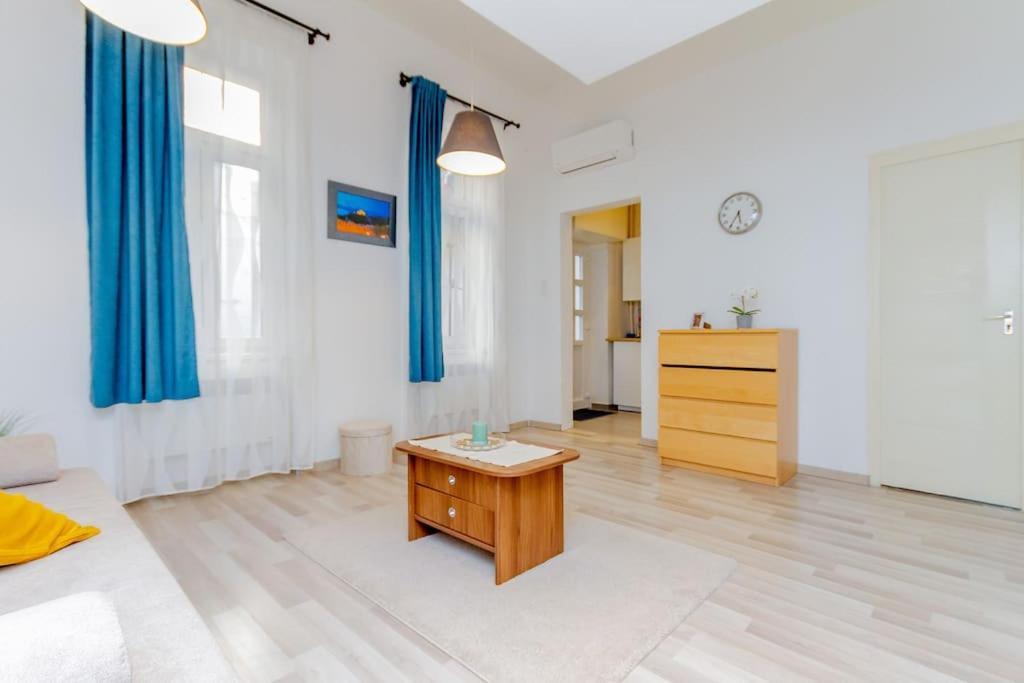 Cozy Nest By The Andrassy Avenue Apartamento Budapeste Exterior foto